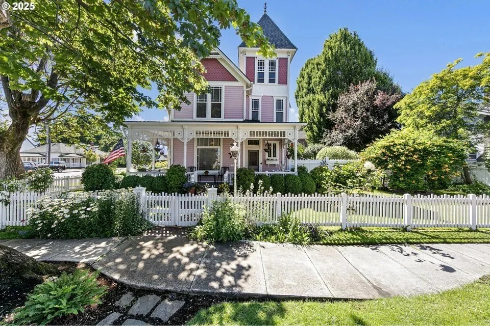 Victorian in Junction City, OR, on sale for $650,000